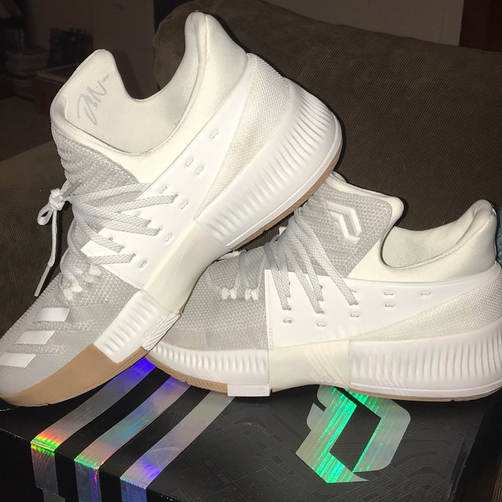 Damian Lillards 3’s all white edition